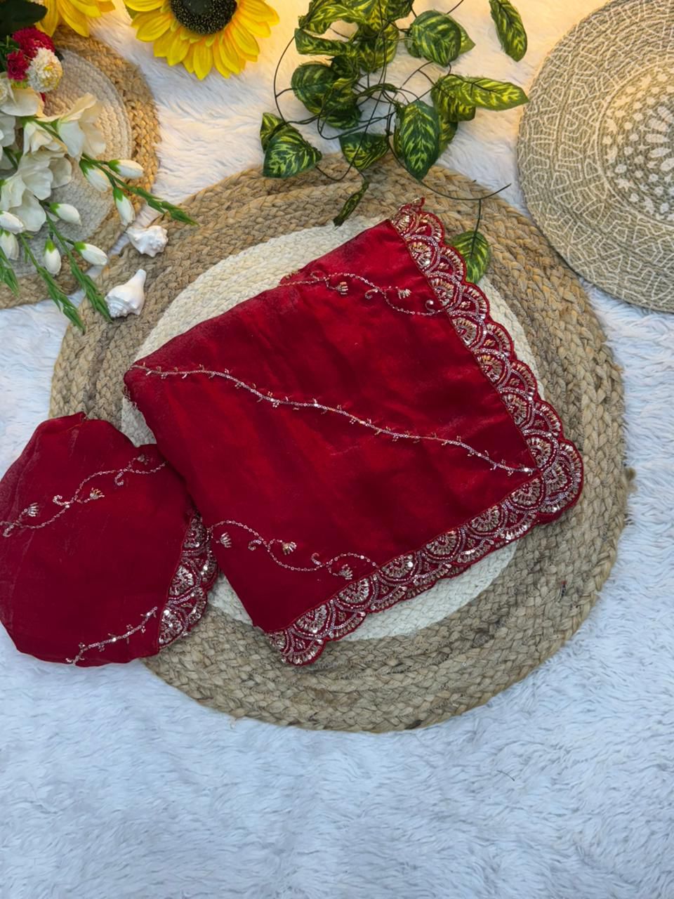 Presenting you the luxurious and glamorous trending hand work saree 