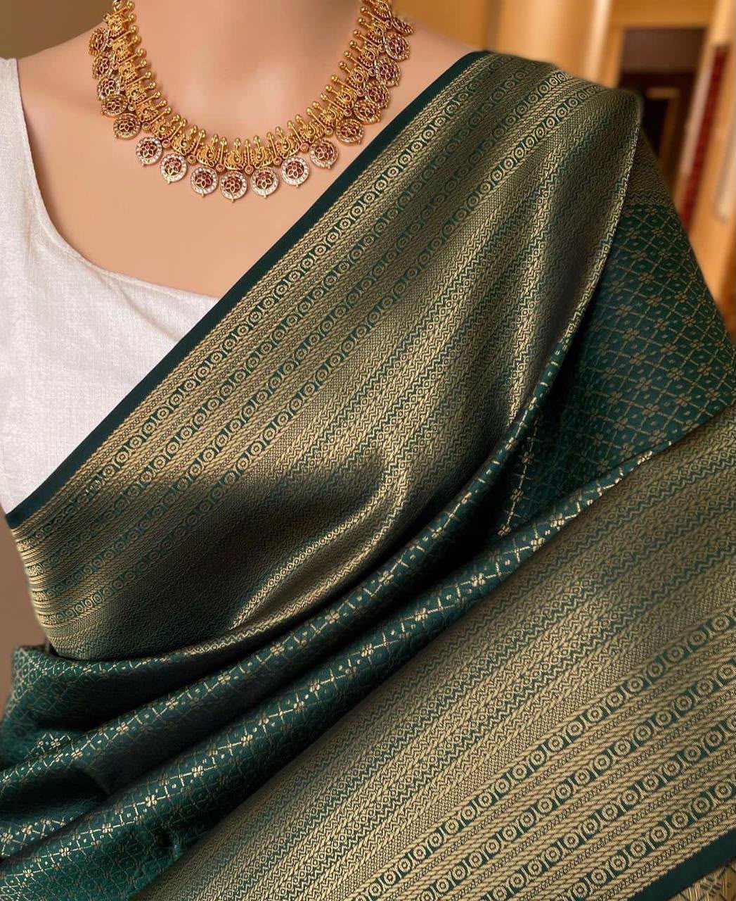  BEAUTIFUL RICH PALLU & JACQUARD WORK ON ALL OVER THE SAREE.